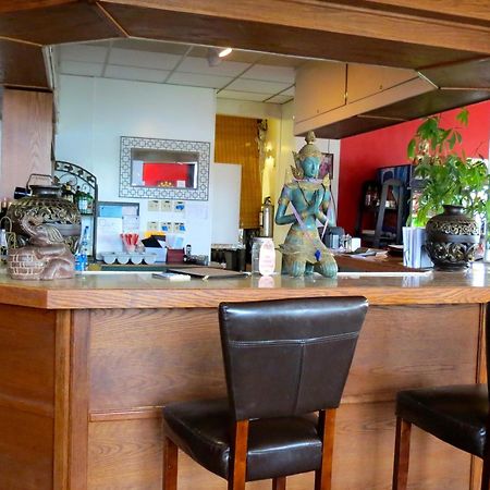 Budget Host Airport Inn Уотървил Екстериор снимка