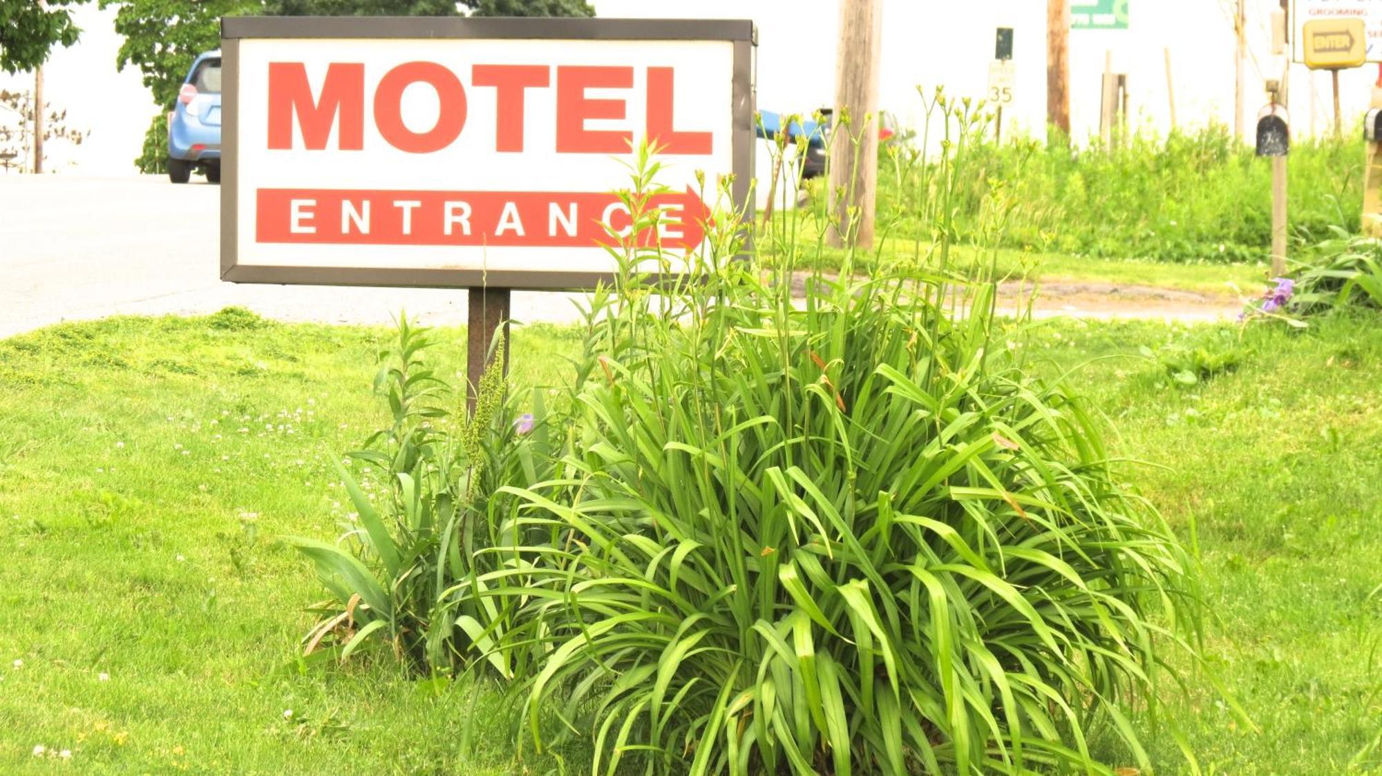 Budget Host Airport Inn Уотървил Екстериор снимка