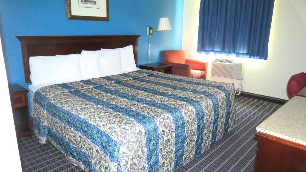 Budget Host Airport Inn Уотървил Стая снимка