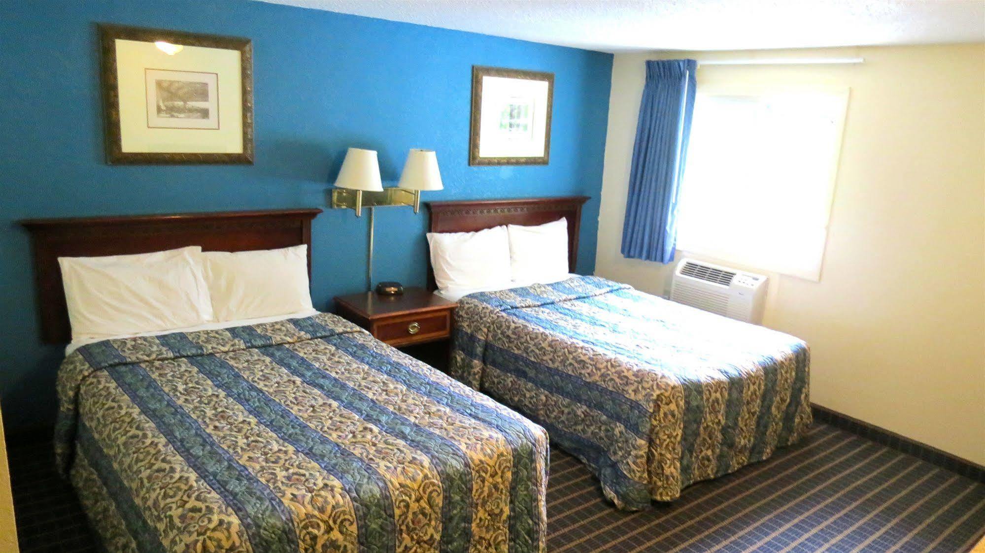 Budget Host Airport Inn Уотървил Екстериор снимка