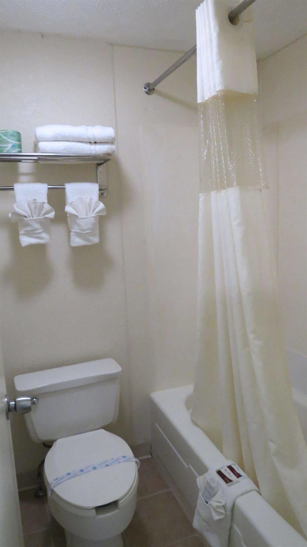 Budget Host Airport Inn Уотървил Екстериор снимка