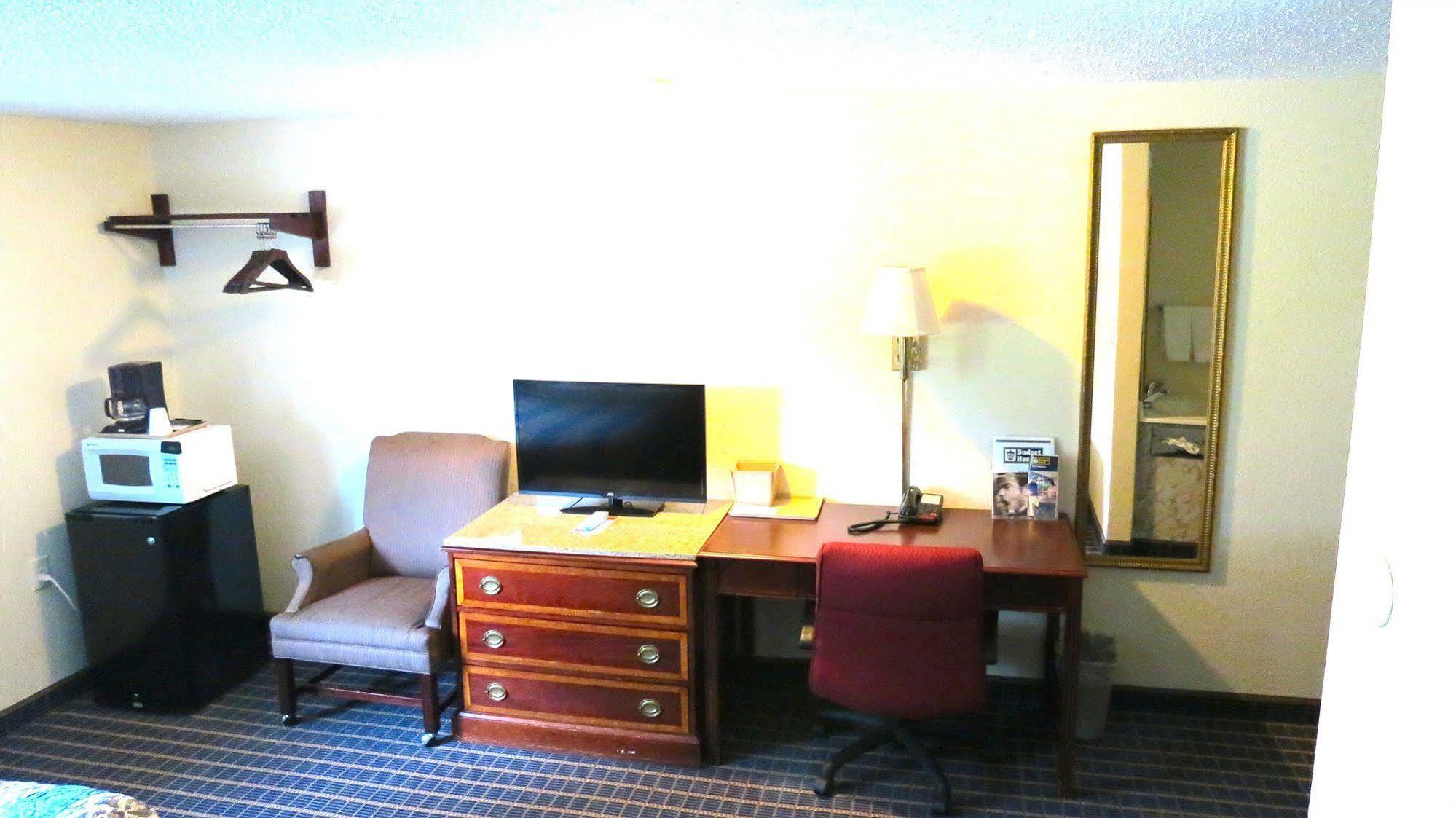 Budget Host Airport Inn Уотървил Екстериор снимка