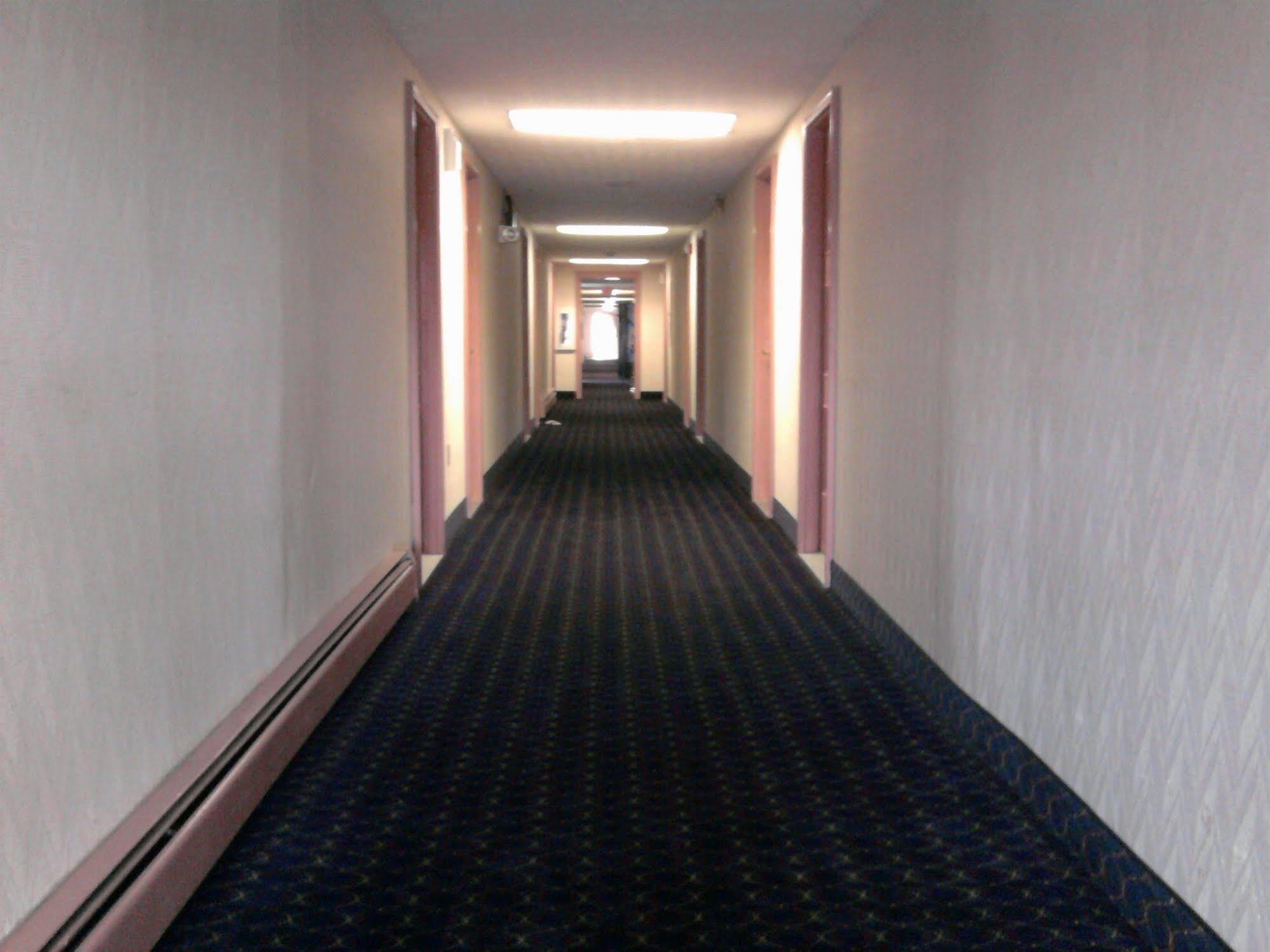 Budget Host Airport Inn Уотървил Екстериор снимка